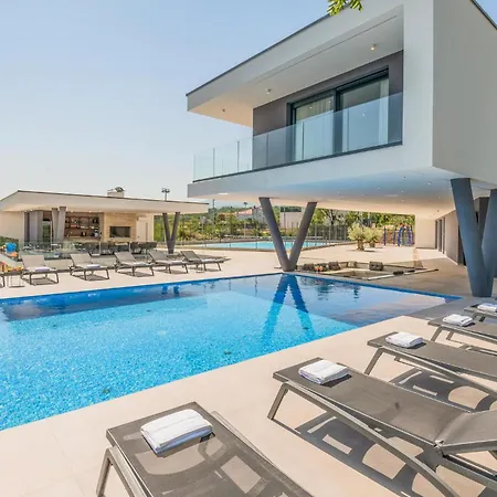 In With Jacuzzi Tatil Evi Grubine