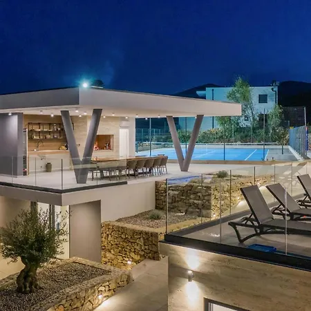 In With Jacuzzi Grubine