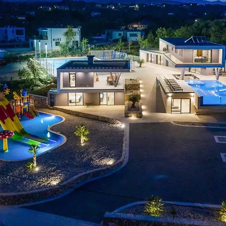 In With Jacuzzi Grubine